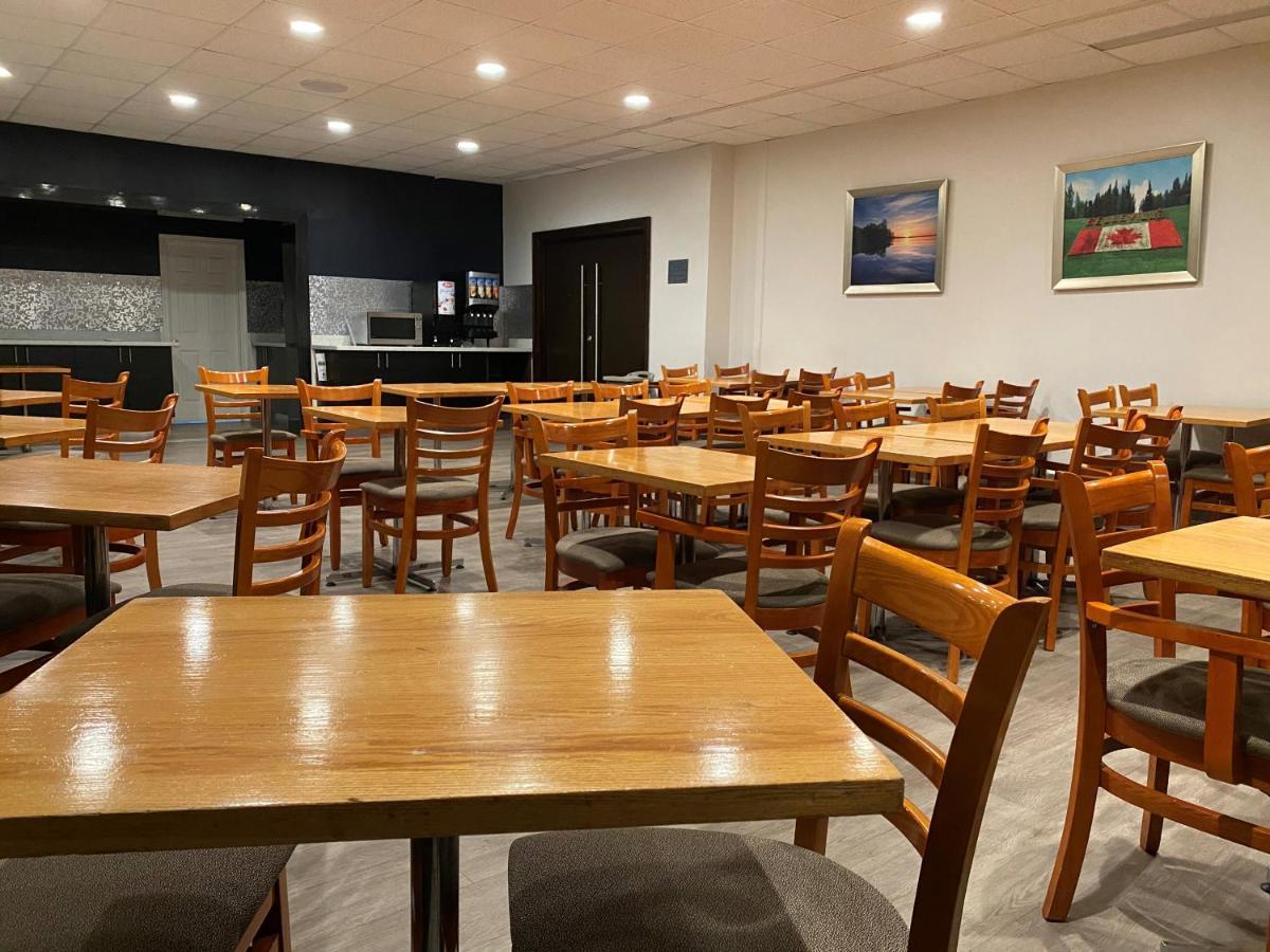 Ramada By Wyndham Belleville Harbourview Conference Center Екстериор снимка