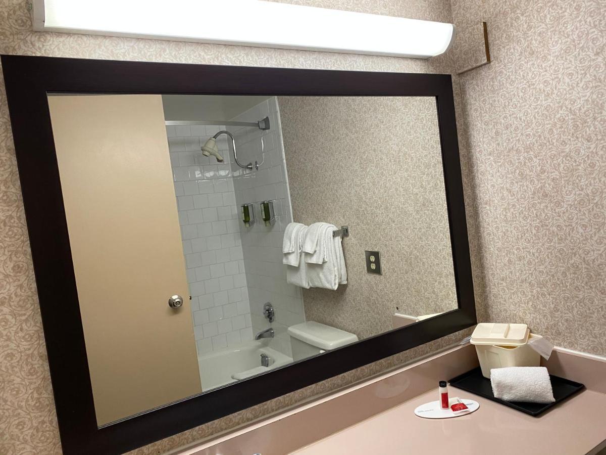 Ramada By Wyndham Belleville Harbourview Conference Center Екстериор снимка