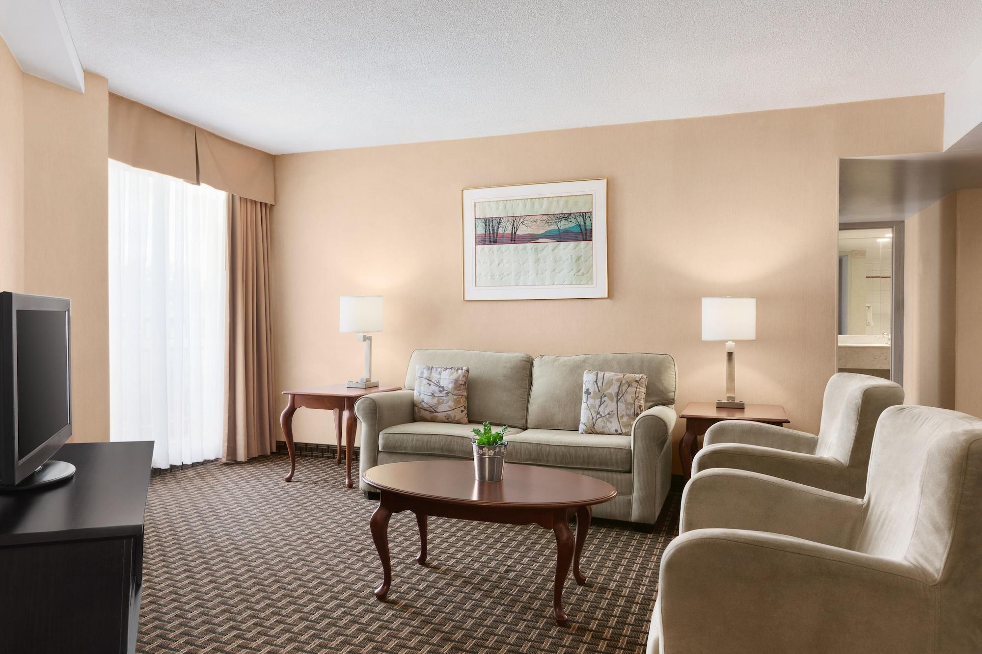 Ramada By Wyndham Belleville Harbourview Conference Center Екстериор снимка