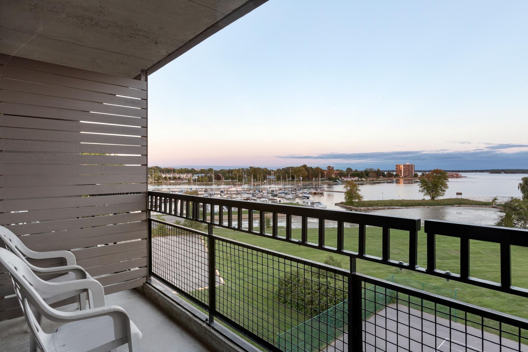 Ramada By Wyndham Belleville Harbourview Conference Center Екстериор снимка