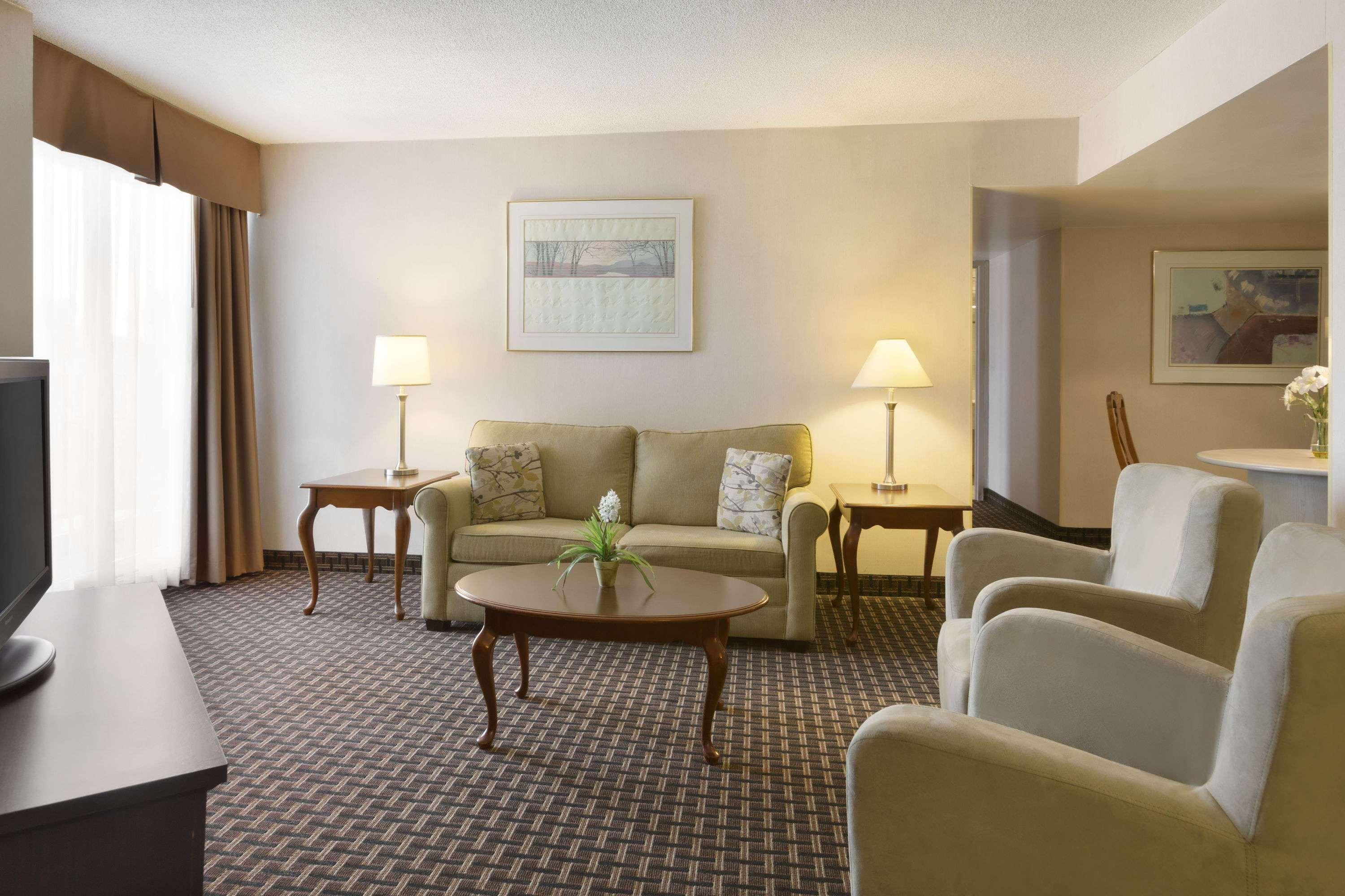 Ramada By Wyndham Belleville Harbourview Conference Center Екстериор снимка