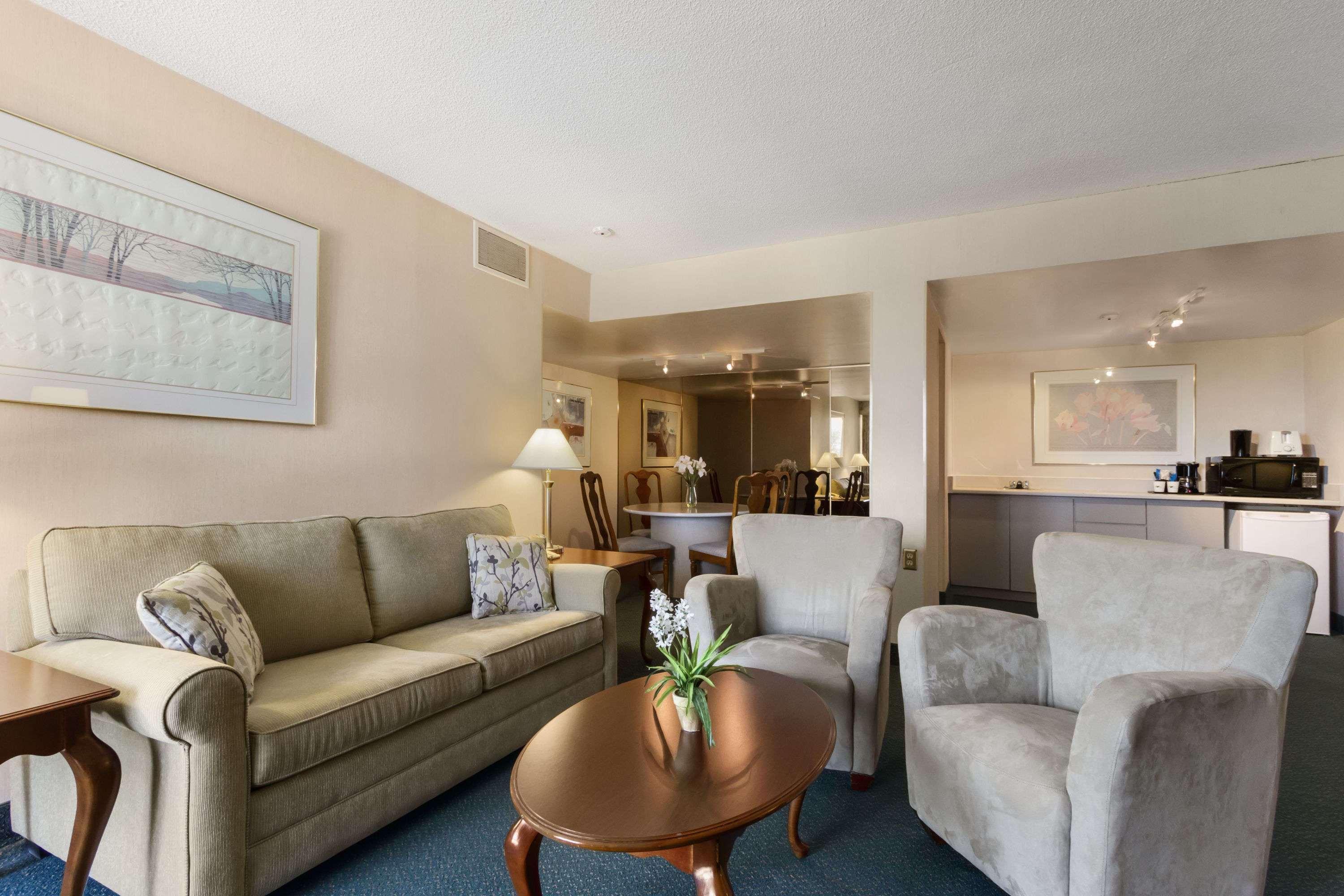 Ramada By Wyndham Belleville Harbourview Conference Center Екстериор снимка