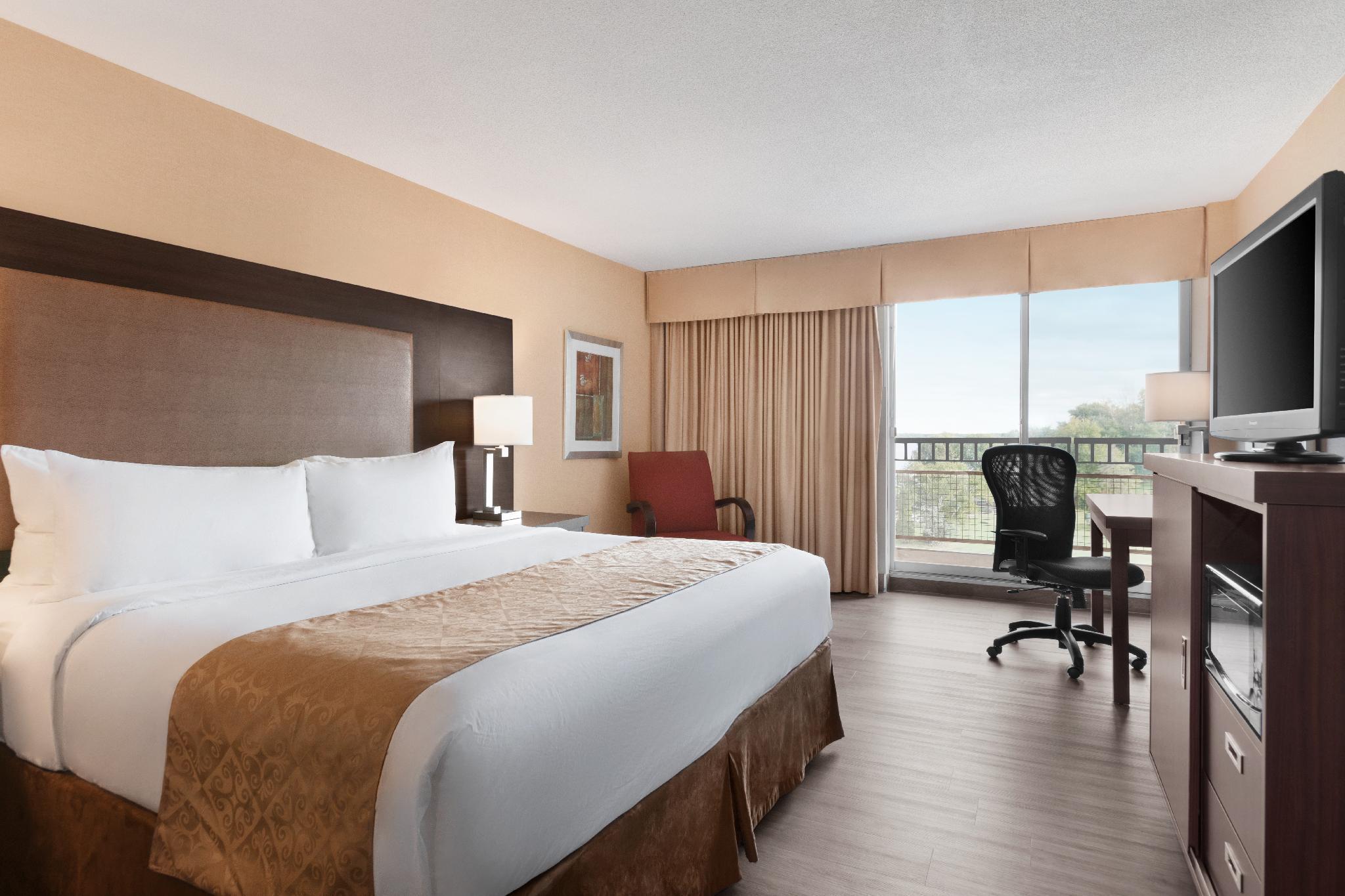 Ramada By Wyndham Belleville Harbourview Conference Center Екстериор снимка