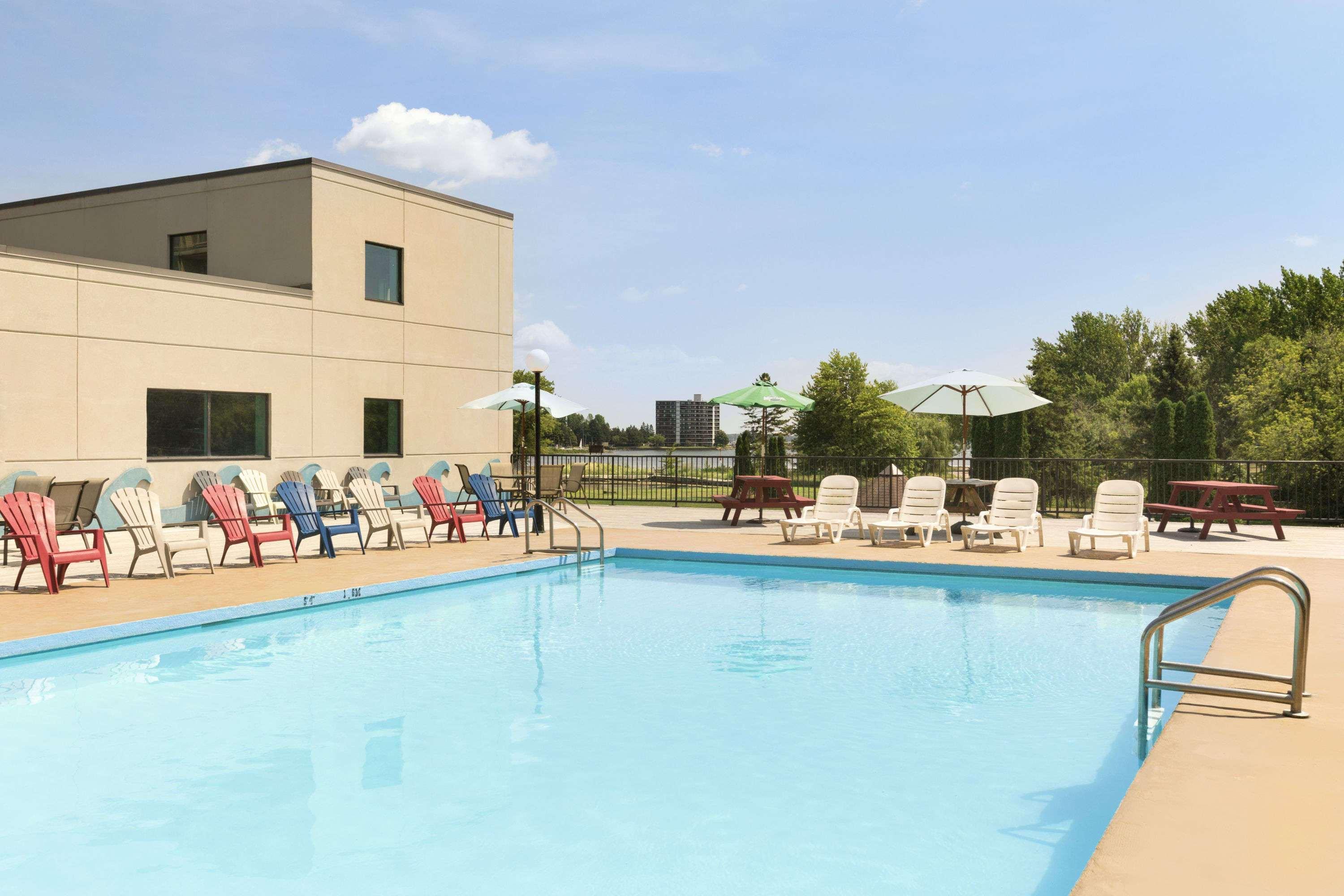 Ramada By Wyndham Belleville Harbourview Conference Center Екстериор снимка