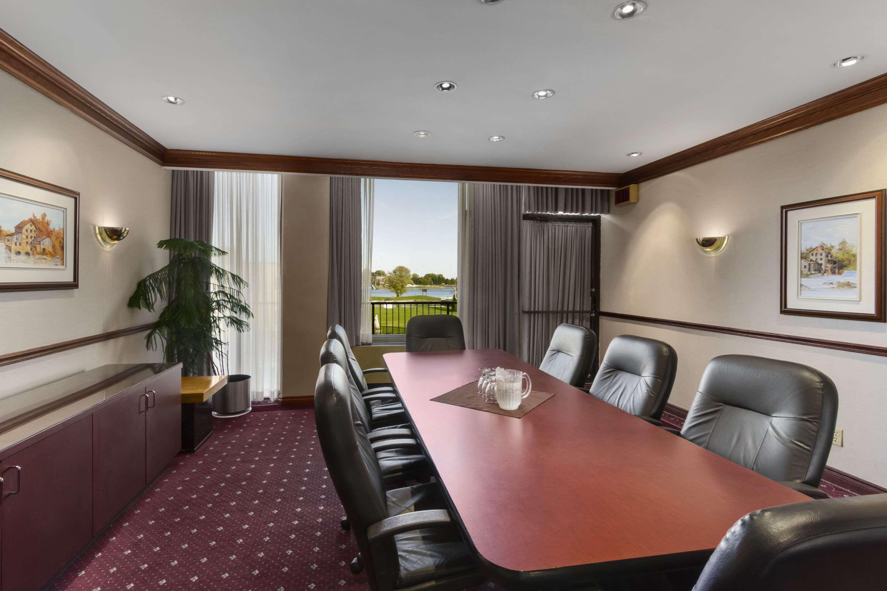 Ramada By Wyndham Belleville Harbourview Conference Center Екстериор снимка