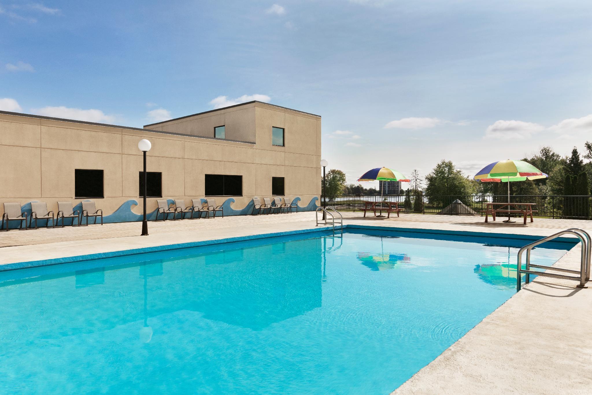 Ramada By Wyndham Belleville Harbourview Conference Center Екстериор снимка