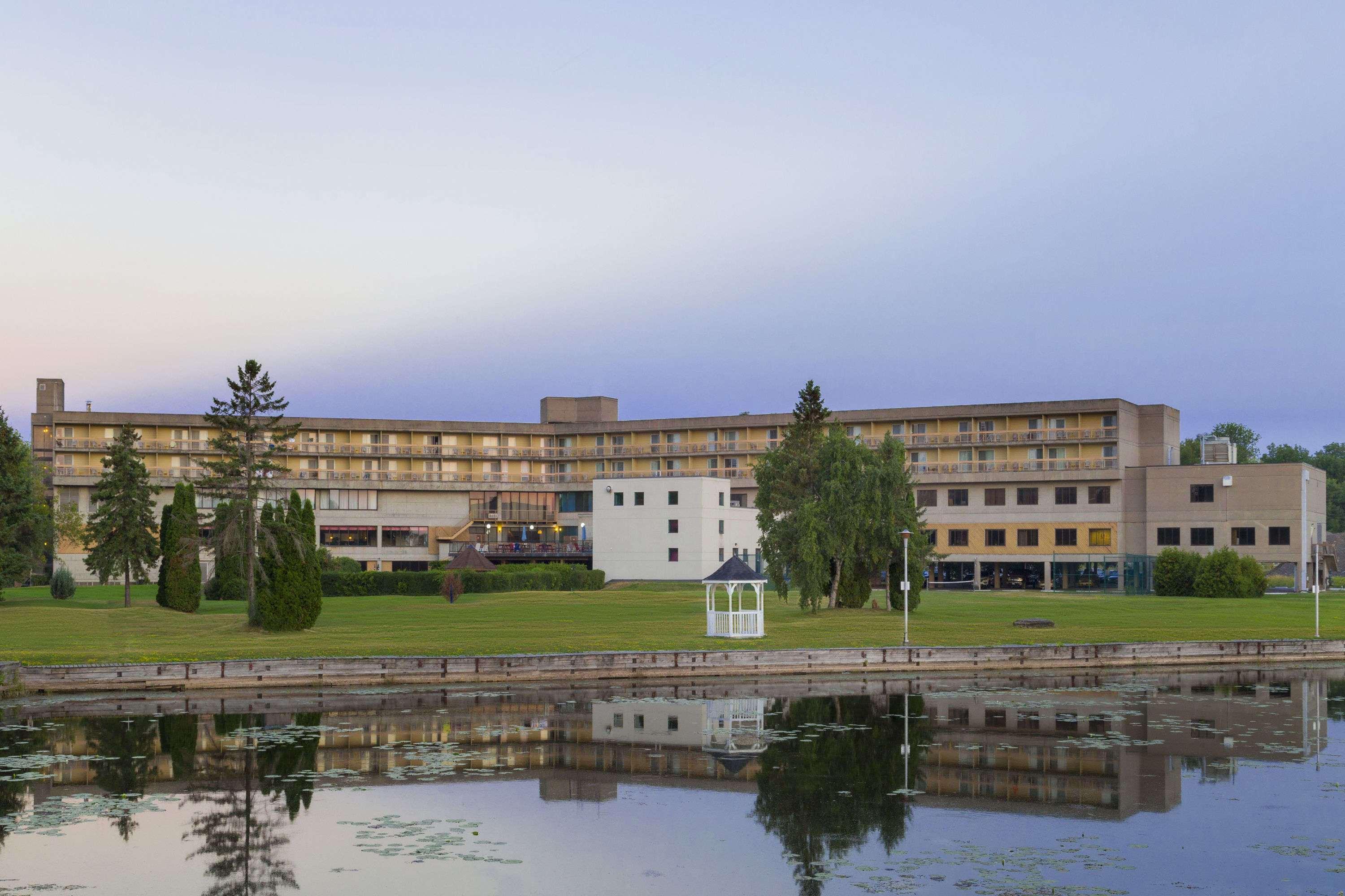 Ramada By Wyndham Belleville Harbourview Conference Center Екстериор снимка