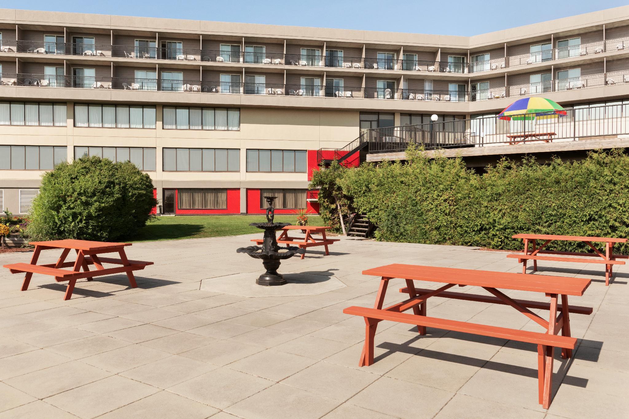 Ramada By Wyndham Belleville Harbourview Conference Center Екстериор снимка