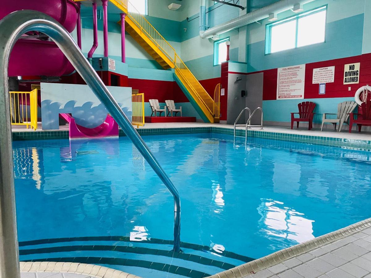 Ramada By Wyndham Belleville Harbourview Conference Center Екстериор снимка