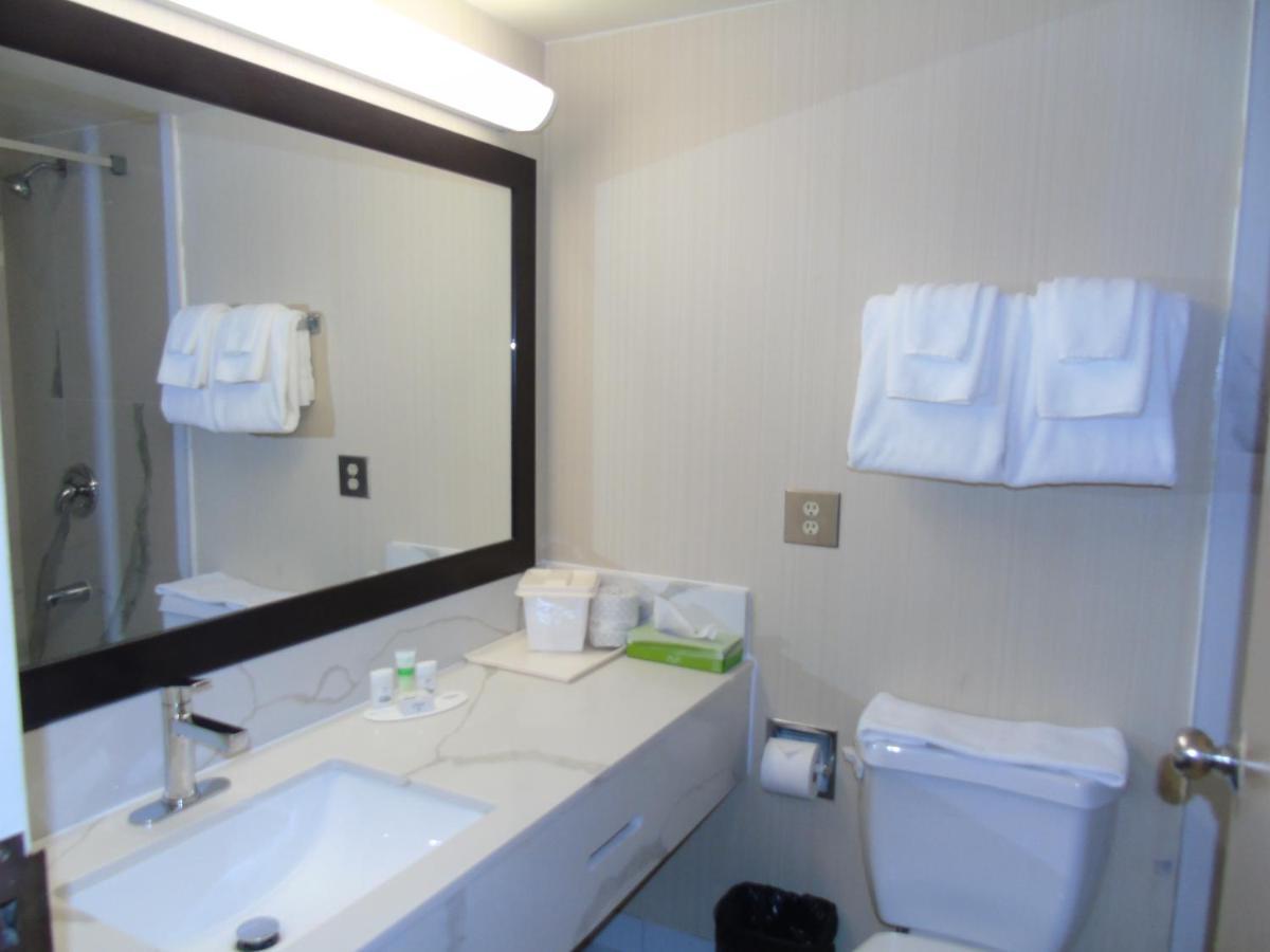 Ramada By Wyndham Belleville Harbourview Conference Center Екстериор снимка
