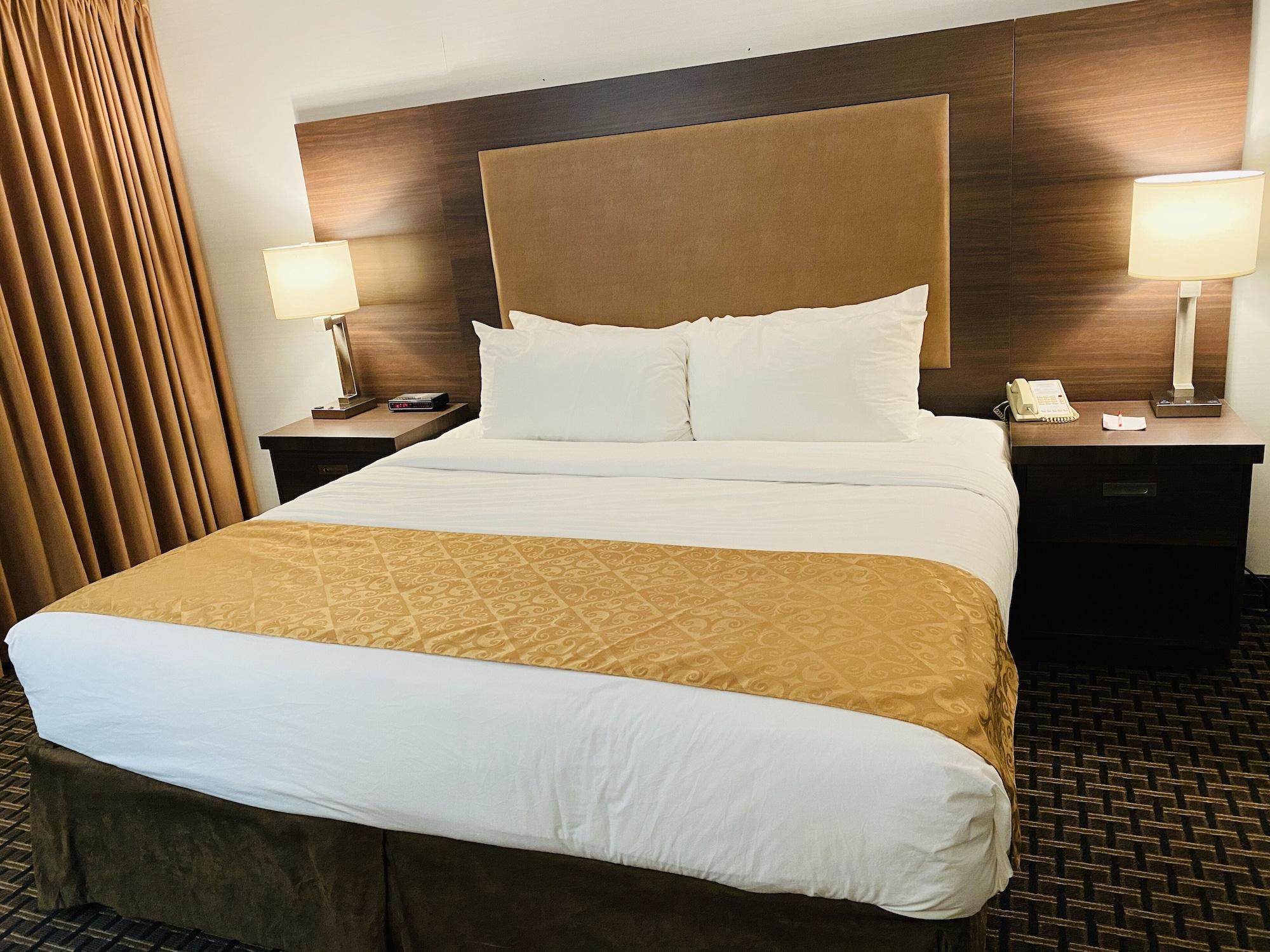 Ramada By Wyndham Belleville Harbourview Conference Center Екстериор снимка