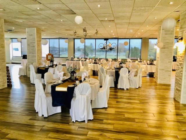 Ramada By Wyndham Belleville Harbourview Conference Center Екстериор снимка