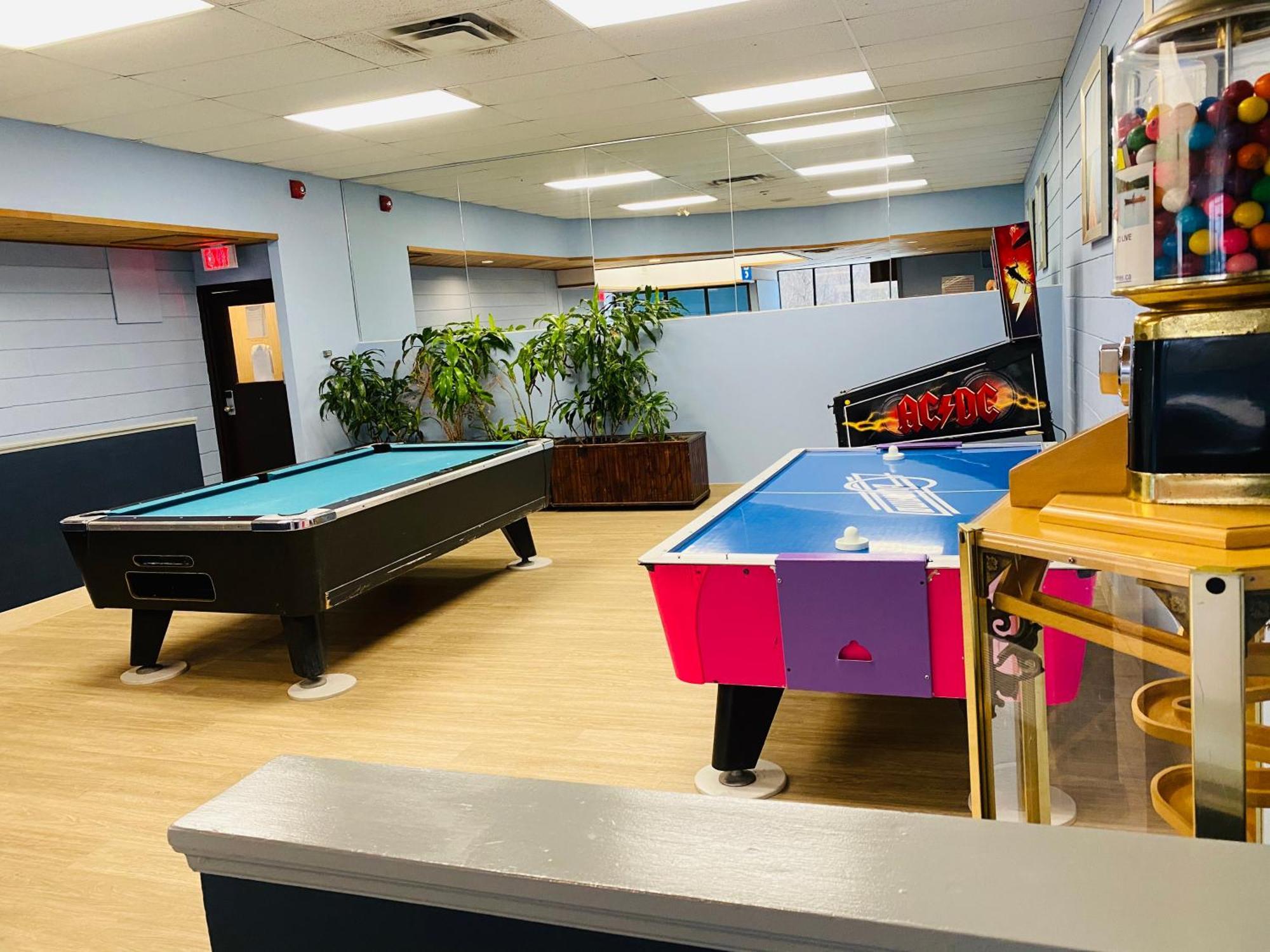 Ramada By Wyndham Belleville Harbourview Conference Center Екстериор снимка