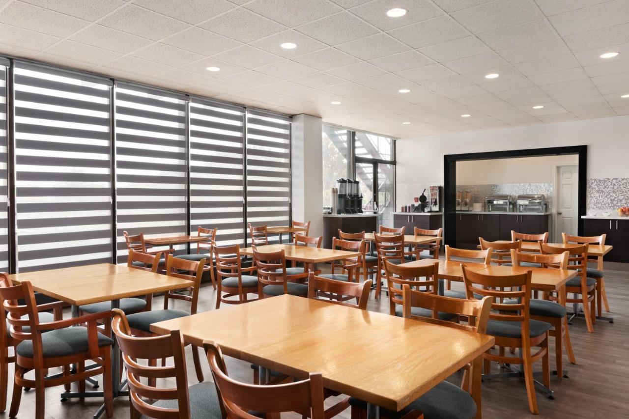 Ramada By Wyndham Belleville Harbourview Conference Center Екстериор снимка