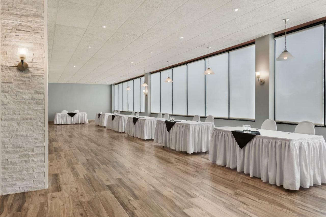 Ramada By Wyndham Belleville Harbourview Conference Center Екстериор снимка