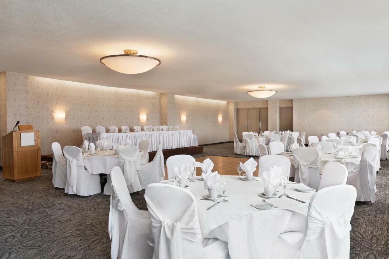 Ramada By Wyndham Belleville Harbourview Conference Center Екстериор снимка