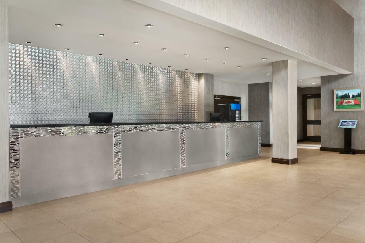 Ramada By Wyndham Belleville Harbourview Conference Center Екстериор снимка