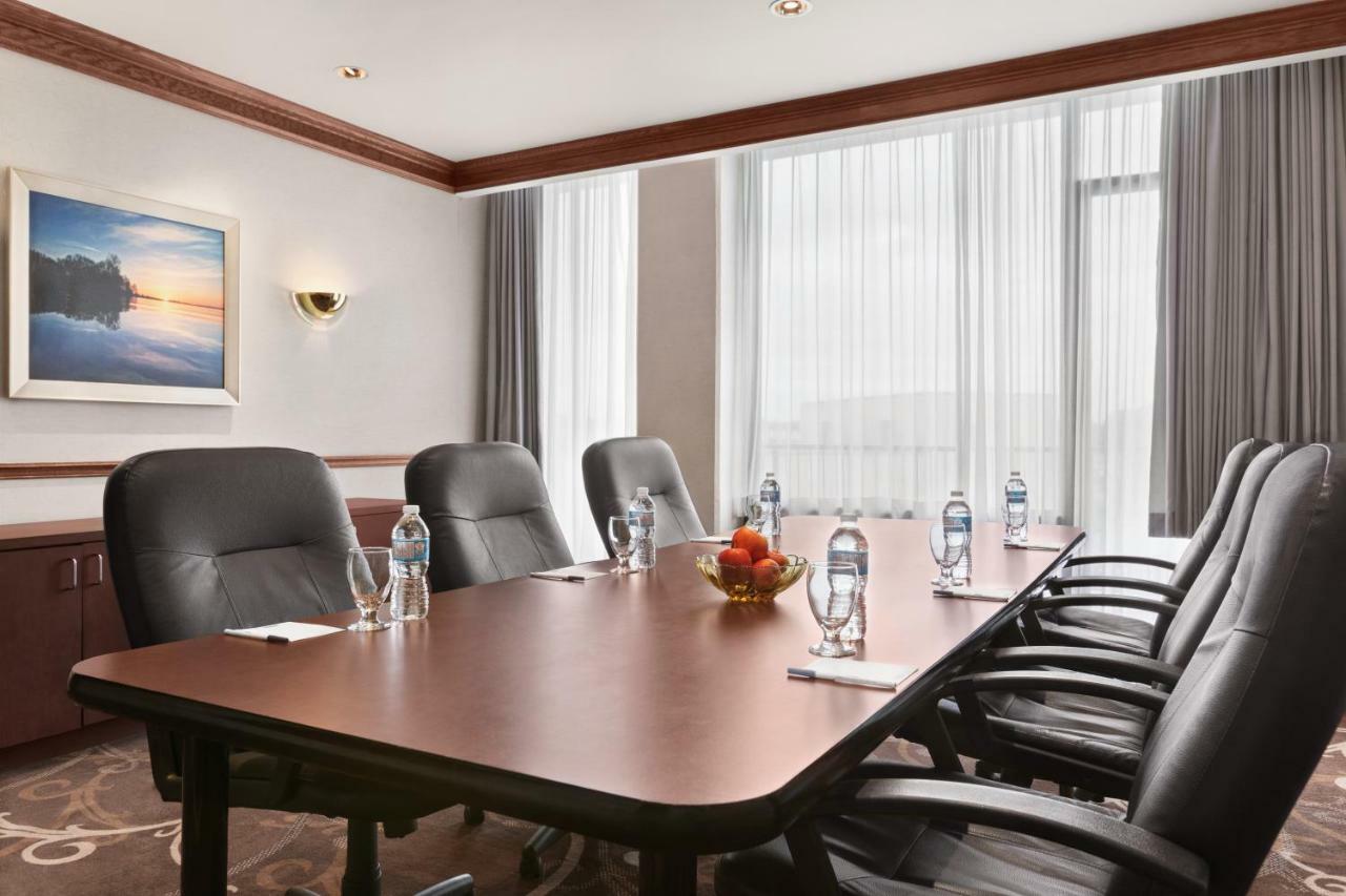 Ramada By Wyndham Belleville Harbourview Conference Center Екстериор снимка