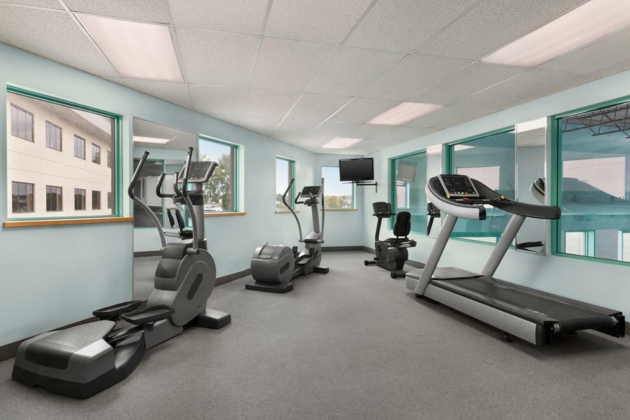 Ramada By Wyndham Belleville Harbourview Conference Center Екстериор снимка